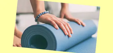 Arrotolare un tappetino da yoga.