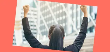 Qualcuno che esulta con le mani alzate