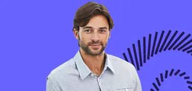 Un uomo su uno sfondo viola