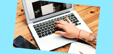 Qualcuno che scrive al computer