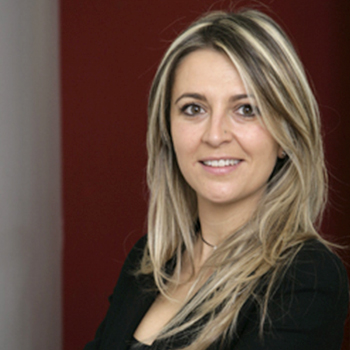 Persona sorridente con lunghi capelli biondi