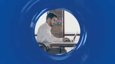 Persona che lavora al computer in un ufficio moderno.