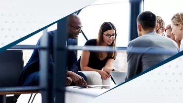 Gruppo di persone in riunione in ufficio moderno.