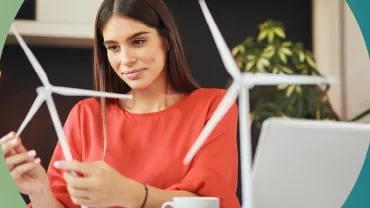 Persona osserva un modello di turbina eolica al computer.