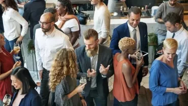 Un gruppo di persone socializza ad un evento.
