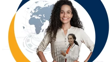 Persona sorridente con mappa del mondo sullo sfondo