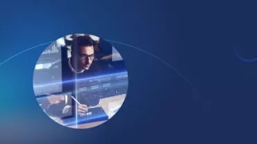 Figura che lavora al computer con grafici digitali su sfondo blu.