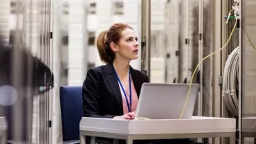 Persona che lavora al computer in un data center.