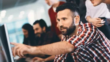 Gruppo di persone che lavora insieme al computer.