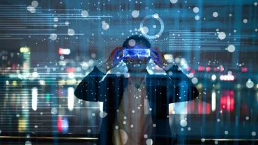 Persona con visore VR in un ambiente futuristico.