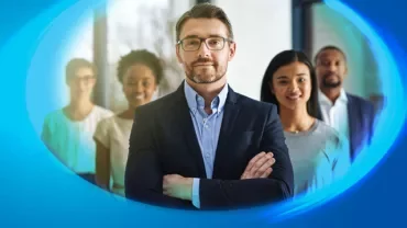 Gruppo di persone in posa con un leader in primo piano