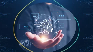 Unità di intelligenza artificiale tenuta in mano con sfondo tecnologico.