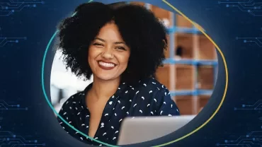 Persona sorridente davanti a un laptop, sfondo tecnologico.
