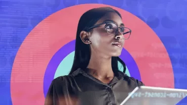 Persona con occhiali e tablet su sfondo colorato