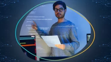 Persona che presenta davanti a uno schermo con codice.