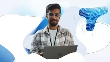 Professionista tech della Gen Z con capelli scuri ed occhiali che lavora al pc