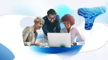 Tre membri di un team tech di fronte ad un computer 