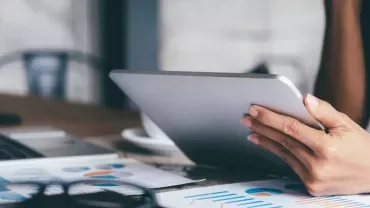 Professionista verifica lo stipendio in banca