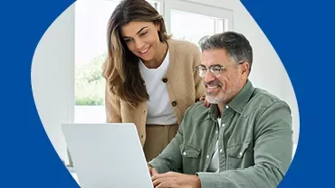 Banner promozionale con un uomo e una donna che utilizzano un laptop su sfondo blu