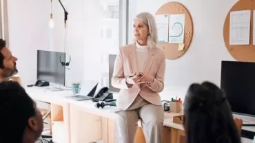 Sales Manager in riunione con il proprio team di lavoro