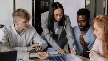 Professionisti del marketing durante una riunione di lavoro in ufficio