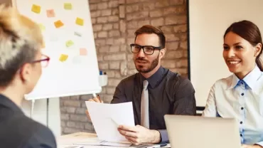 Professionisti delle risorse umane a colloquio discutono di stipendio