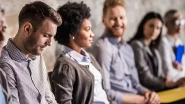 Professionisti seduti in attesa di un colloquio di lavoro