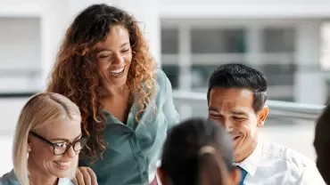 Professionisti sorridenti nel corso di una riunione