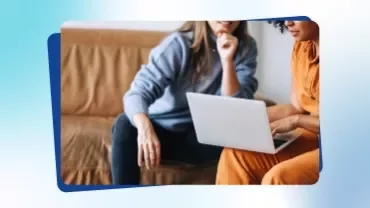 Tessera promozionale tratta da Talent Trends 2026 che raffigura due donne mentre indicano lo schermo di un computer