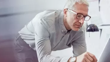 Key account manager controlla i dati di vendita al PC
