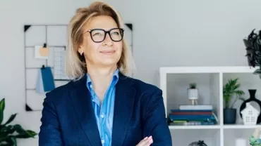 Donna sorridente con atteggiamento di leadership