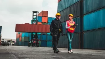Due professionisti della logistica durante il lavoro