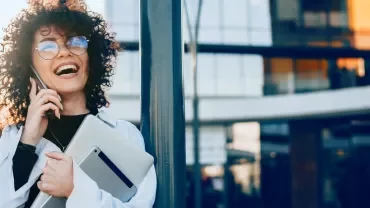Giovane professionista sorridente al telefono