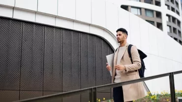 Giovane professionista si dirige ad un colloquio di lavoro