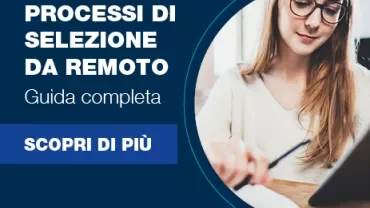 Persona al computer leggendo una guida su processi di selezione remota.
