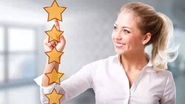Persona in ufficio tocca cinque stelle su uno schermo.