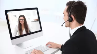 Persona durante una videoconferenza al computer.