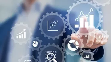Persona tocca schermo con icone di analisi e grafici in sovrimpressione.