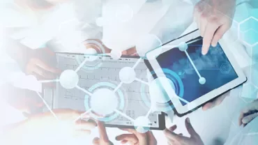 Persone discutono dei dati su un tablet.