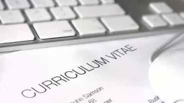 Documento di curriculum vitae su un tavolo.