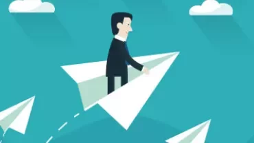 Uomo che vola su un aeroplanino di carta tra le nuvole.