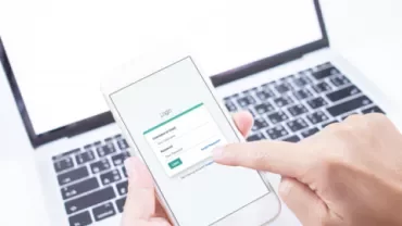 Persona utilizza un cellulare per accedere a un account.
