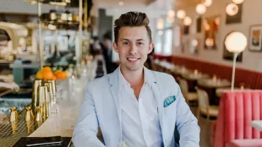 Persona sorridente in un ristorante elegante.