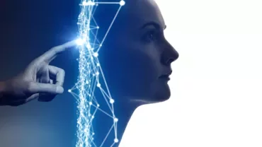 Profilo di un volto umano con reti digitali luminose.