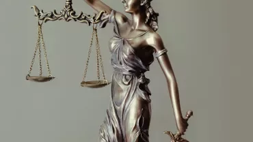 Statua di giustizia con bilancia e spada.