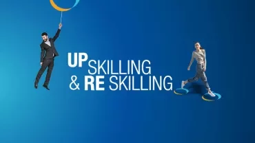 Individuo in abito con palloncino vicino a scritta 'Upskilling & Reskilling'.