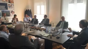 Riunione d'affari con persone sedute intorno a un tavolo.
