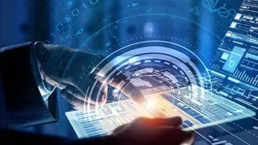 Mano tocca schermo virtuale con elementi digitali.