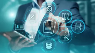 Persona in ufficio digitale, icone su schermo