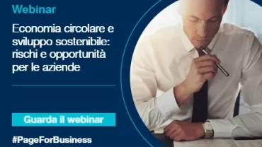 Persona al lavoro su documenti, promozione di un webinar sulla sostenibilità aziendale.